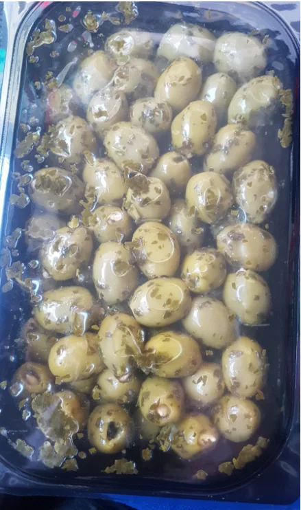 Olive verdi farcite con mandorle condite Miccio