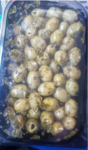 Olive verdi farcite con mandorle condite Miccio