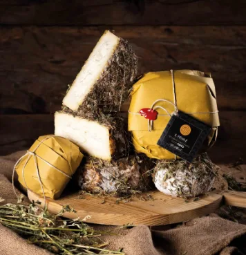 Il Fienile Pecorino stagionato sotto fieno Roccatoscana